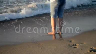 3.女孩站在海边，早晨她的脚被海<strong>浪</strong>卷<strong>起来</strong>